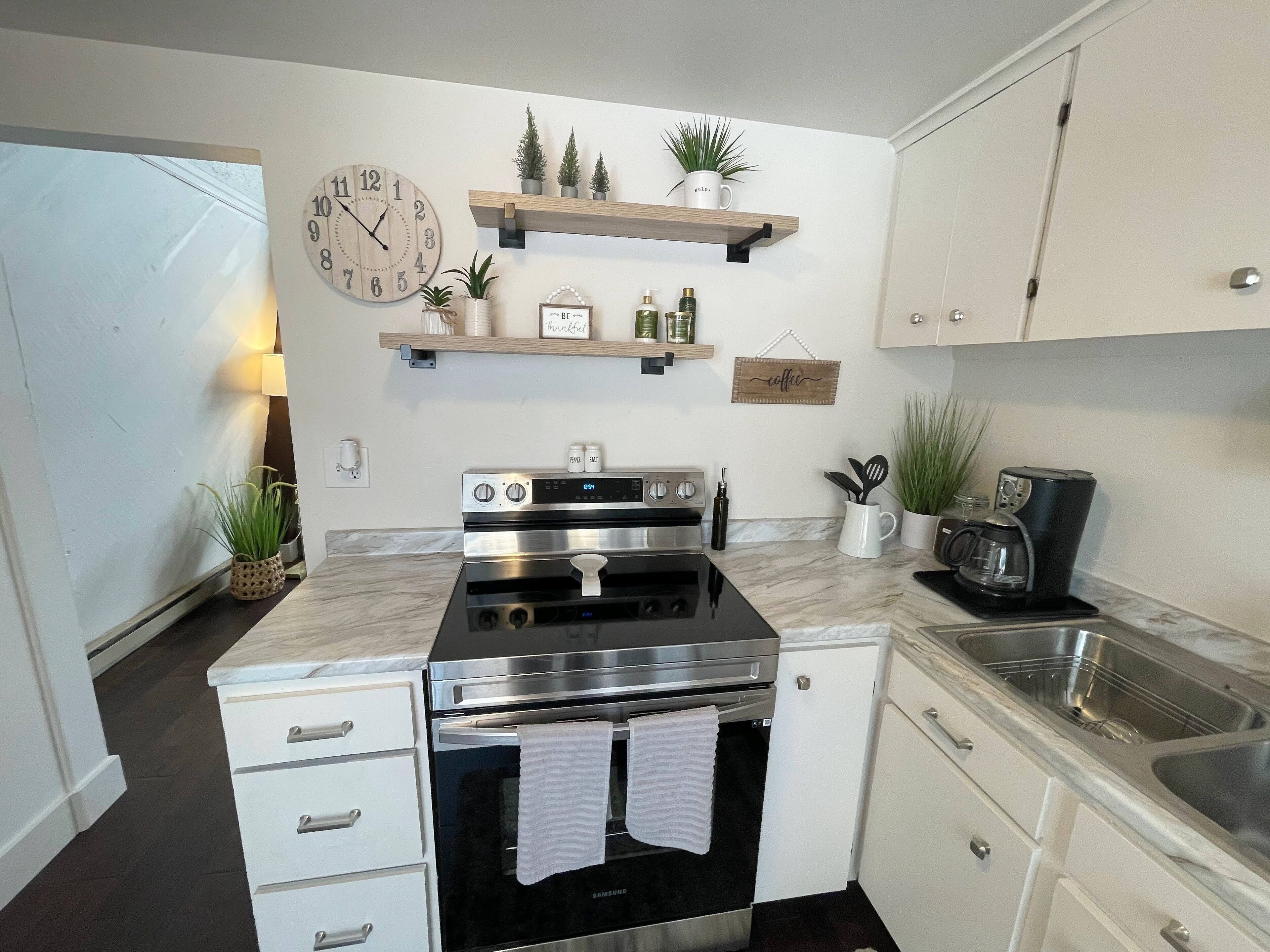 New- Cozy, renovated mountain retreat w/ fireplace