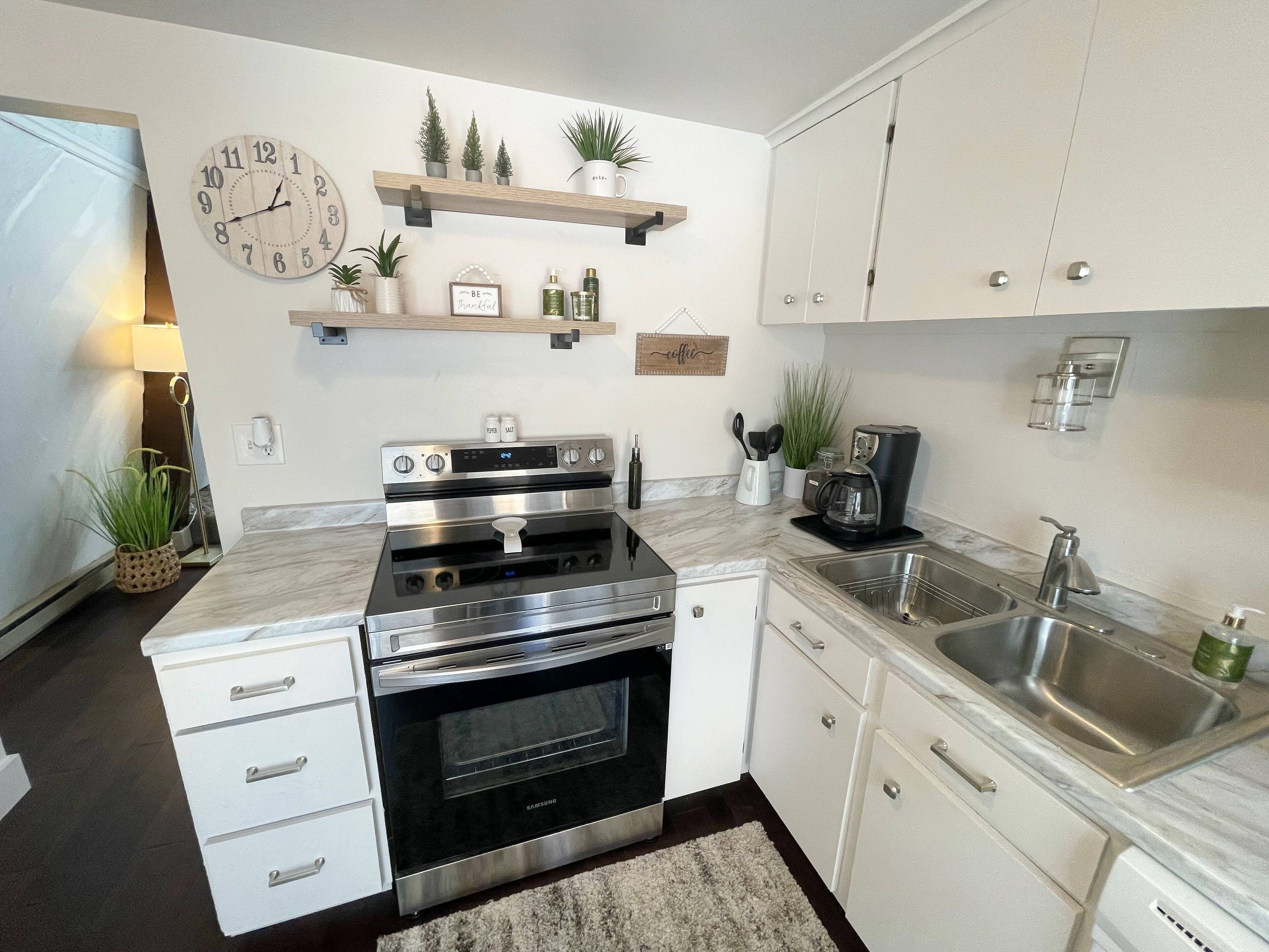 New- Cozy, renovated mountain retreat w/ fireplace