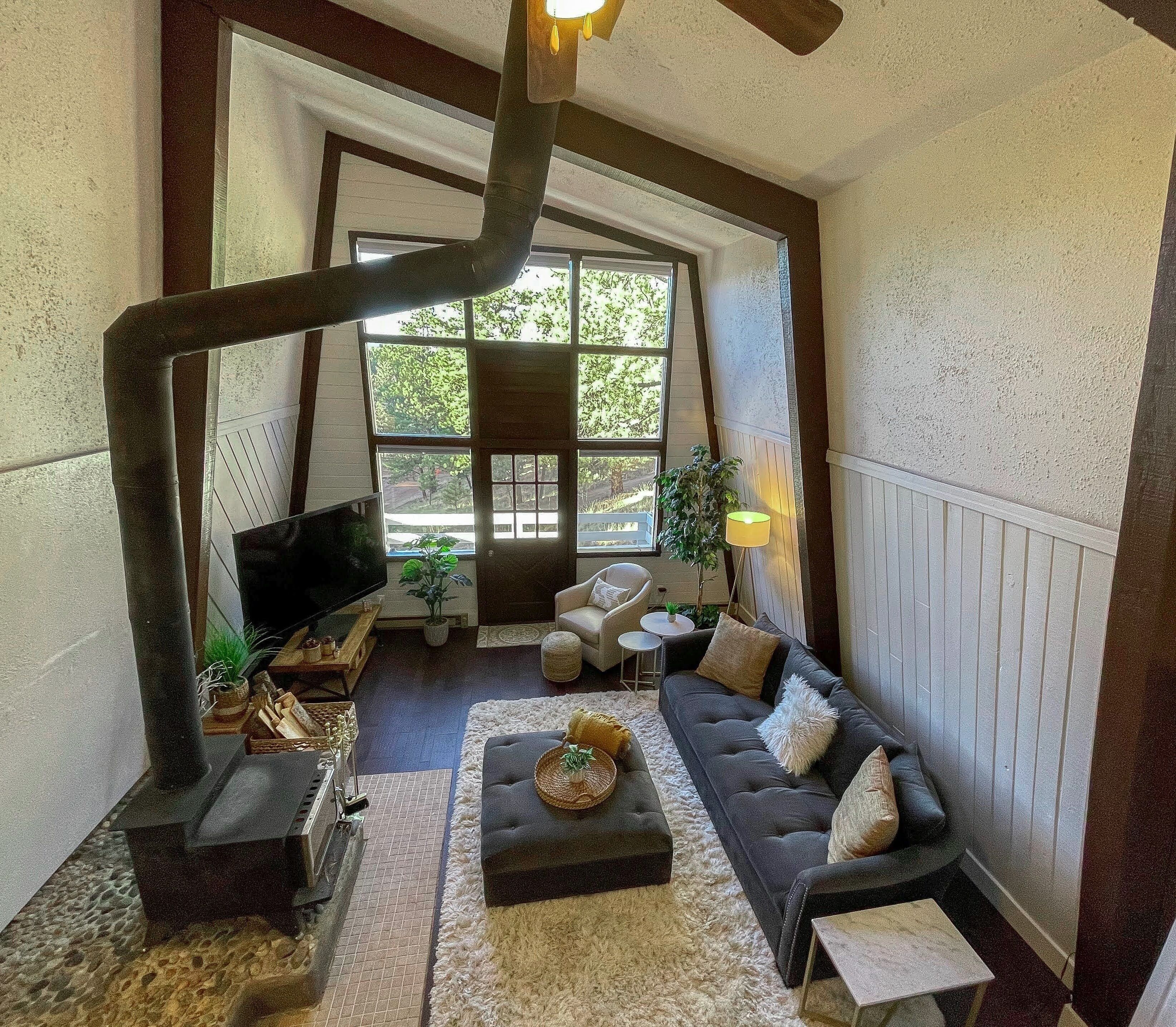 New- Cozy, renovated mountain retreat w/ fireplace