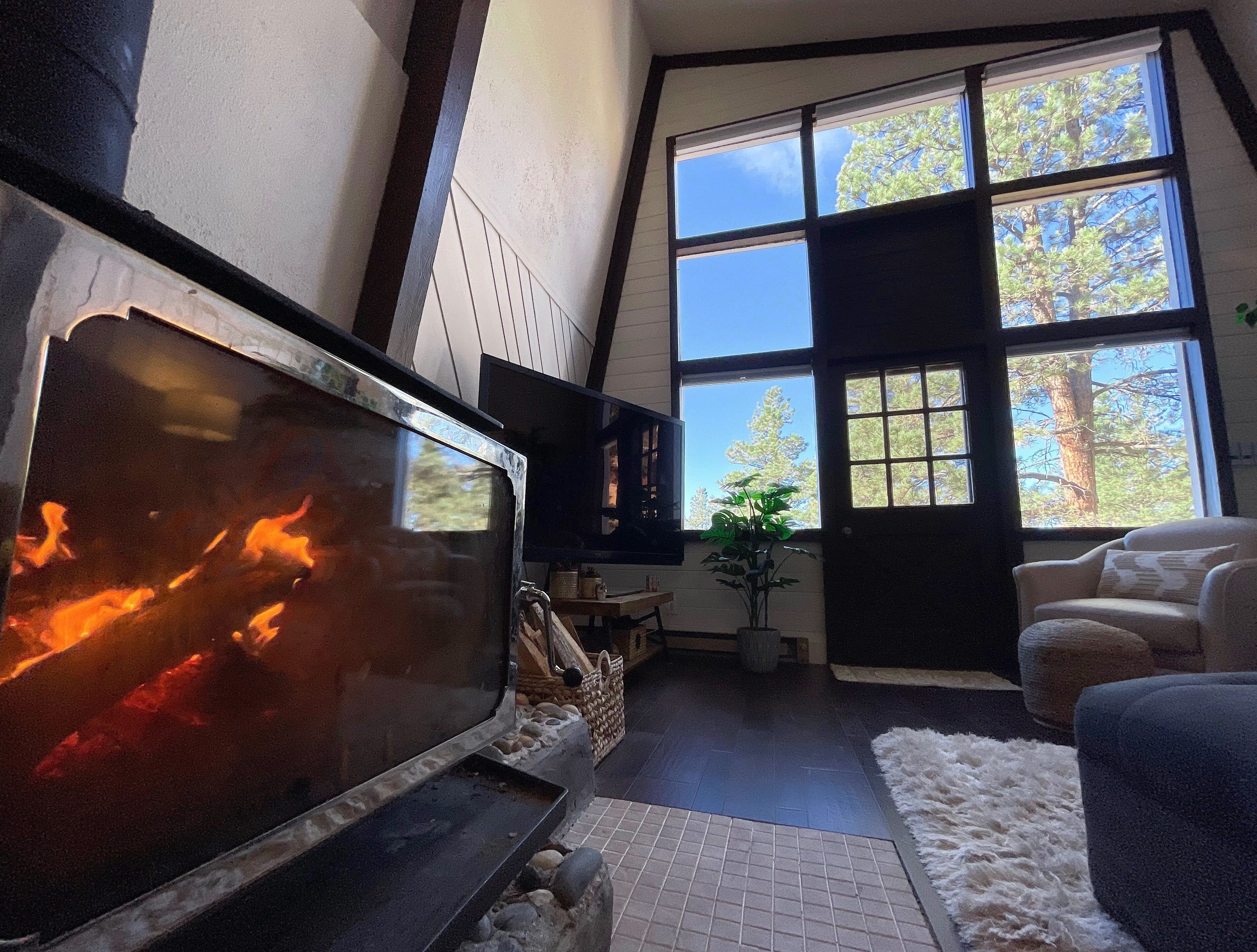 New- Cozy, renovated mountain retreat w/ fireplace