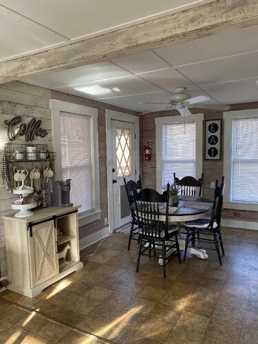 Cozy 1930's cottage WALKING distance to Old Town Tomball