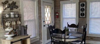 Cozy 1930's cottage WALKING distance to Old Town Tomball