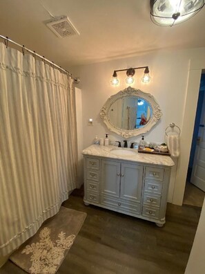 Ensemble douche/baignoire, sèche-cheveux, serviettes fournies