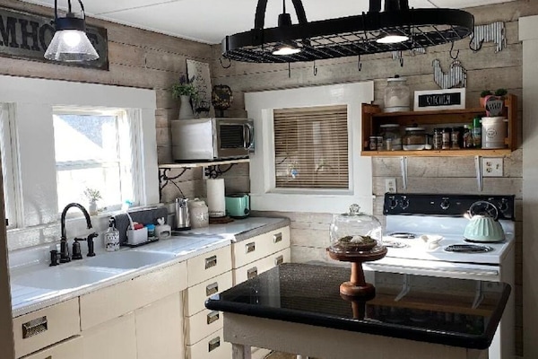 Micro-ondes, cafetiĂšre/bouilloire