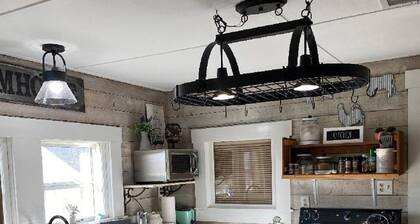 Cozy 1930's cottage WALKING distance to Old Town Tomball