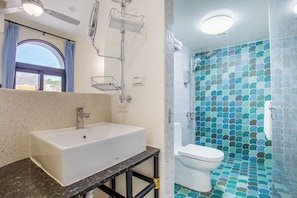 Combined shower/tub, hydromassage showerhead, hair dryer, towels