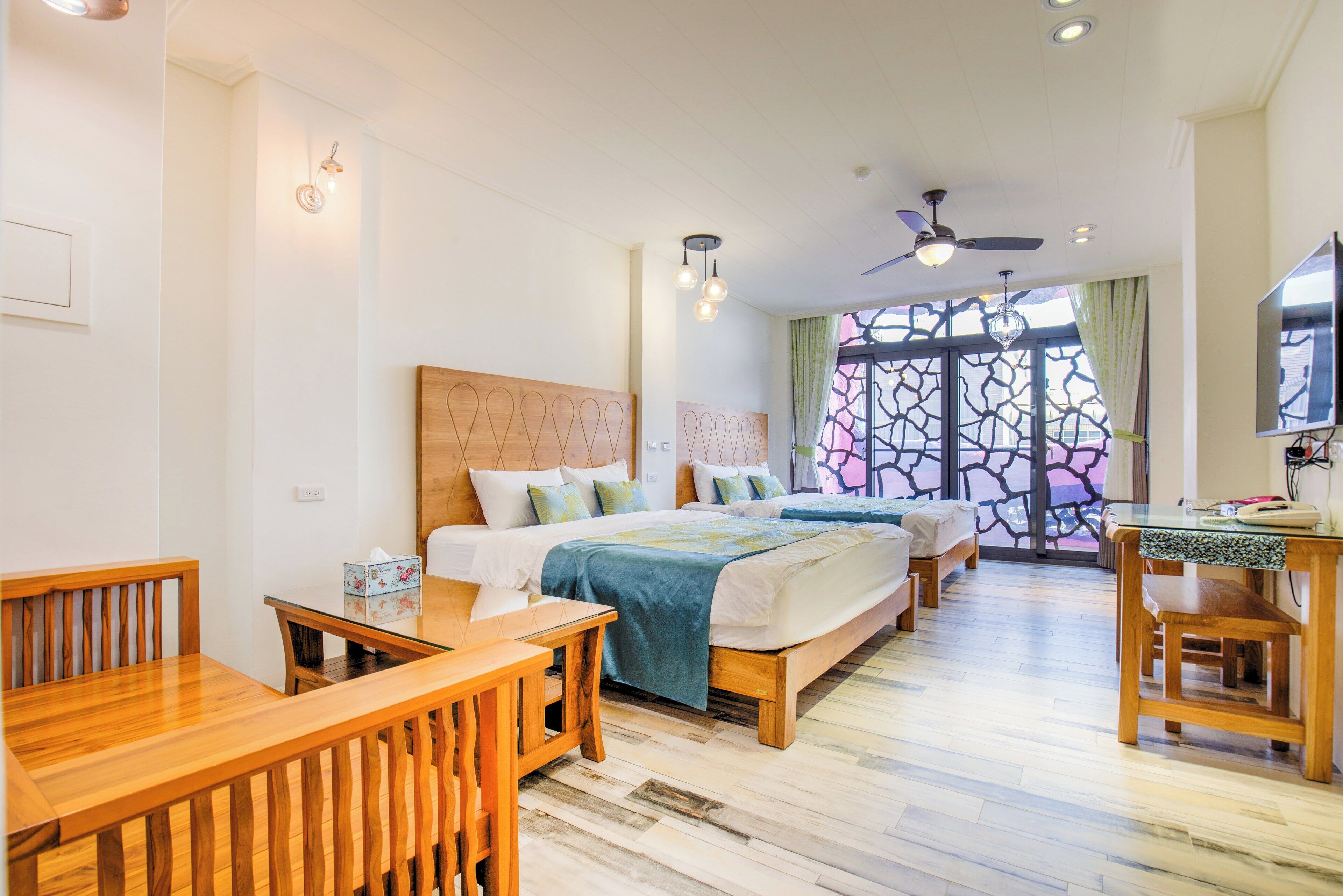 高級寝具、低反発ベッド、客室ごとに異なるインテリア、デスク