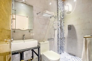 Combined shower/tub, hydromassage showerhead, hair dryer, towels - Dory Hostel (Liuqiu)