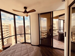 1 bedroom, desk, free WiFi, bed sheets - 40th floor Penthouse In Downtown Honolulu Chinatown with huge Private Rooftop (Honolulu)