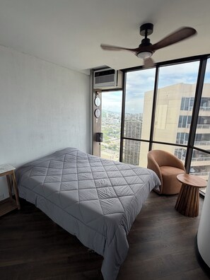 1 bedroom, desk, free WiFi, bed sheets - 40th floor Penthouse In Downtown Honolulu Chinatown with huge Private Rooftop (Honolulu)