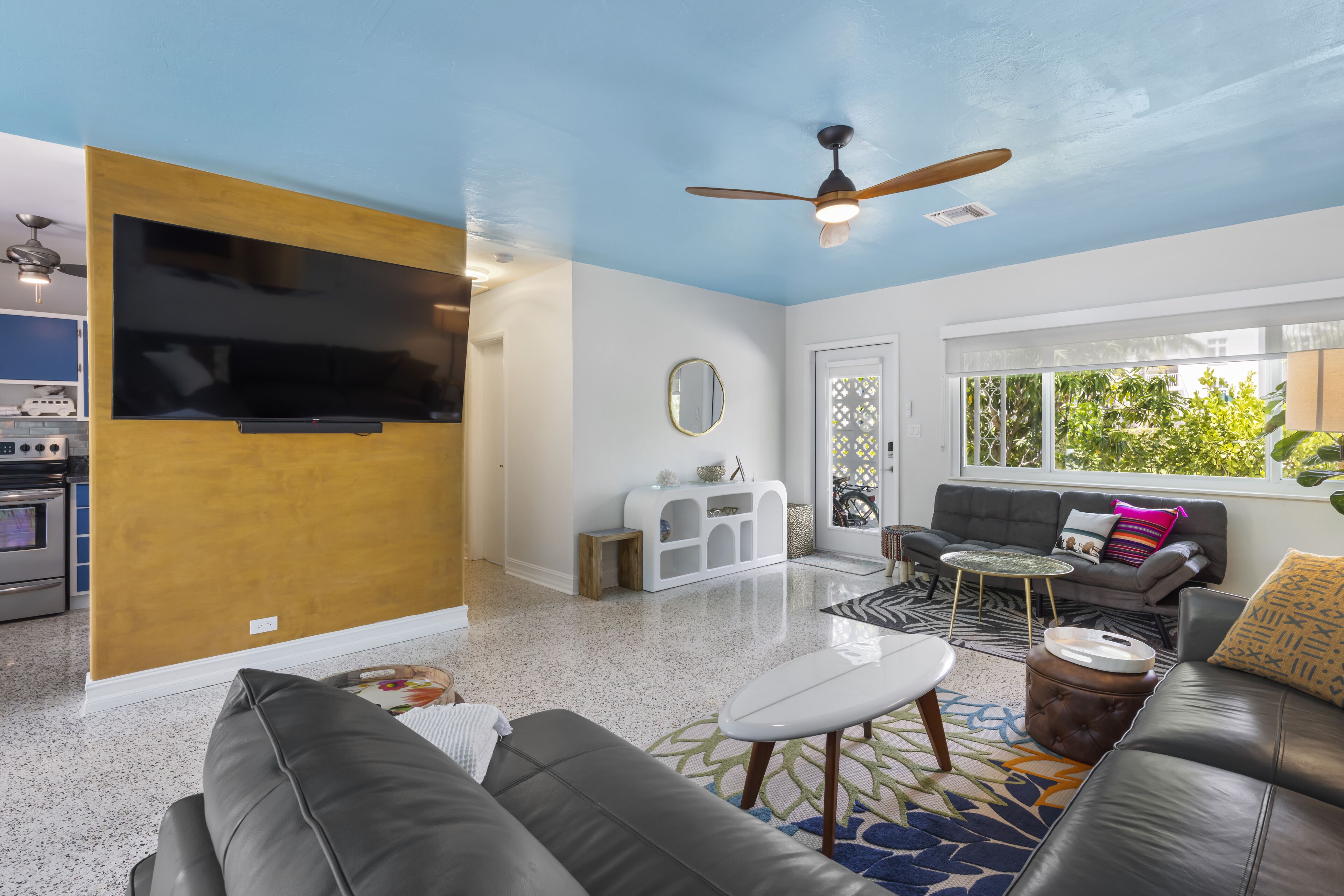 Singer Island 2 bedroom w/ free parking- no stairs (South unit)