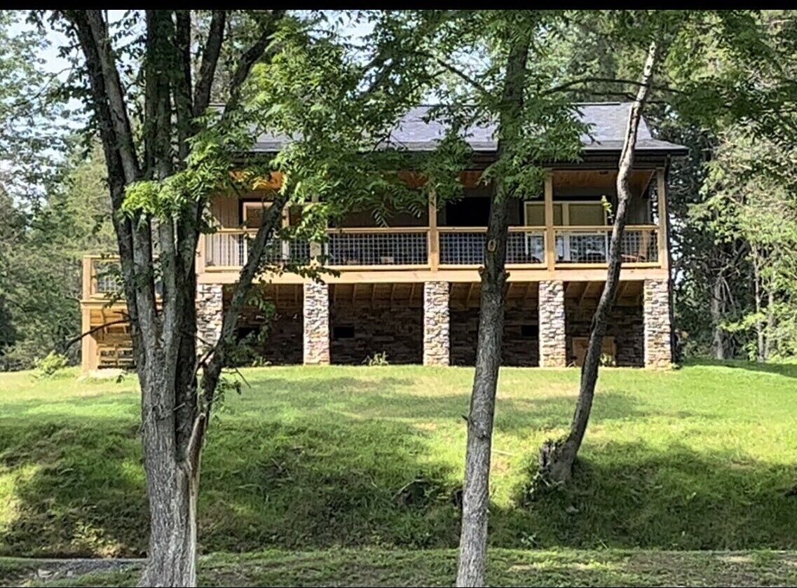 RIVER CABIN - FISHING. KAYAKING. FIRE PIT. OUTDOOR SHOWER