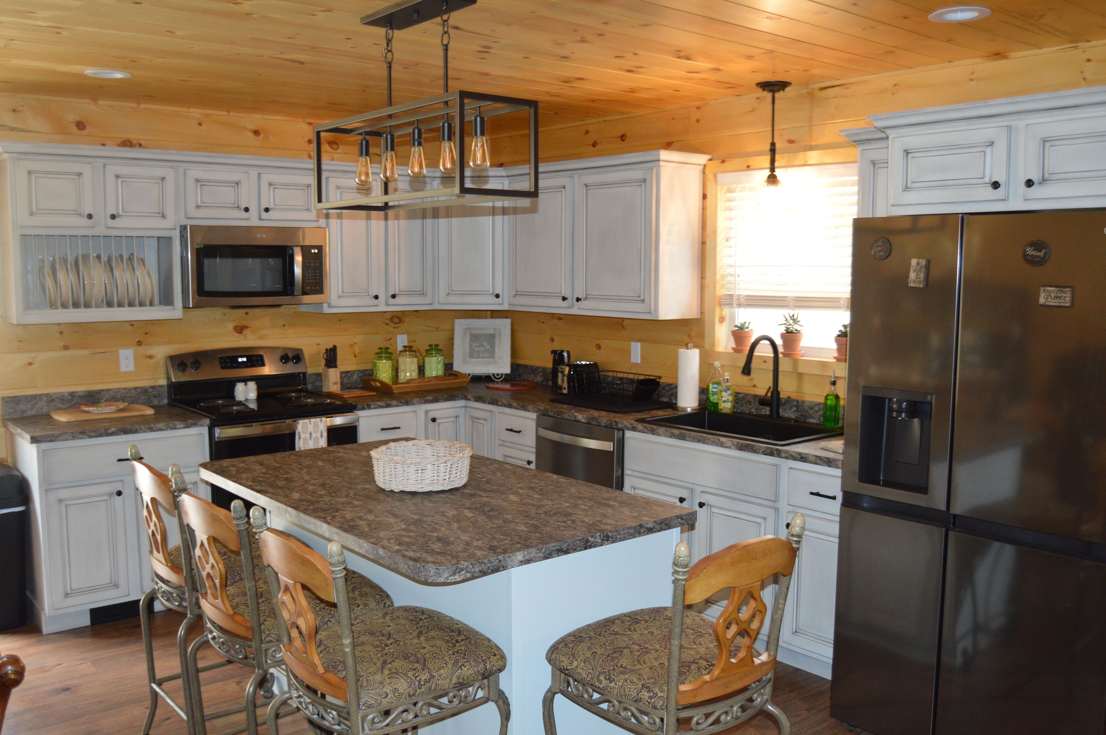 RIVER CABIN - FISHING. KAYAKING. FIRE PIT. OUTDOOR SHOWER