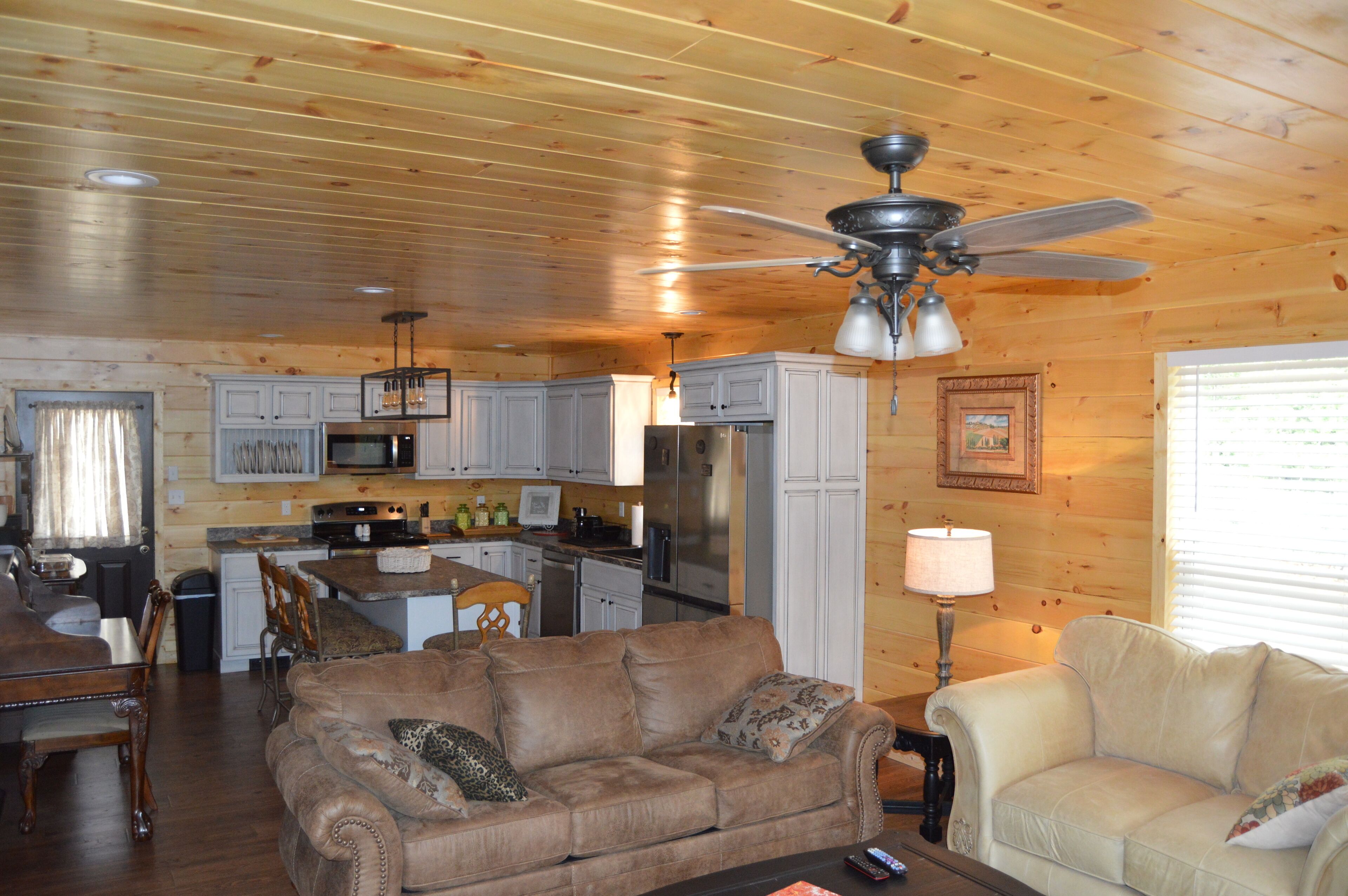 RIVER CABIN - FISHING. KAYAKING. FIRE PIT. OUTDOOR SHOWER