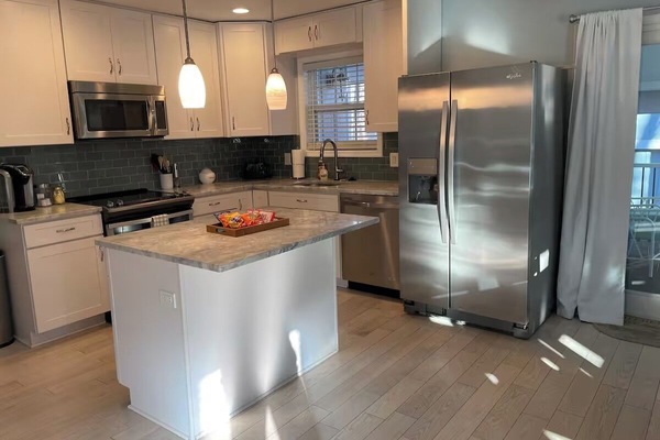 Mikroaaltouuni, astianpesukone, kahvin-/teenkeitin