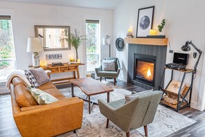 Smart TV, fireplace, DVD player, toys - Modern Cabin | Hot Tub + Trails + River Access (Washougal)