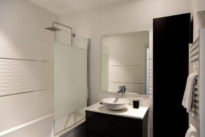 Badewanne, Haartrockner, Handtücher