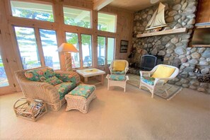 Smart-TV, peis, DVD-spiller og bøker