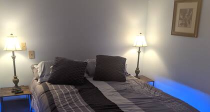 2nd story in-law w/ private entrance, specialty bed, cable, 2 tv's.Full kitchen