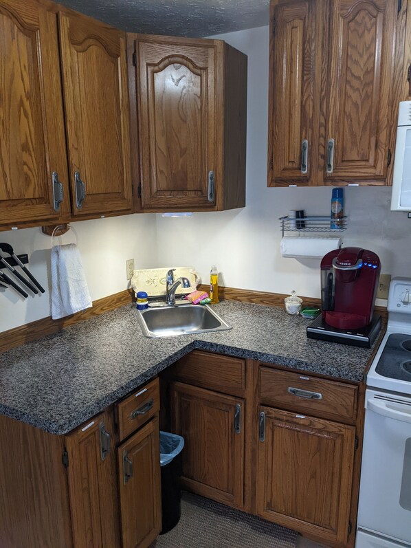 Fridge, microwave, oven, stovetop - 2nd story in-law w/ private entrance, specialty bed, cable, 2 tv's.Full kitchen (Rochester)