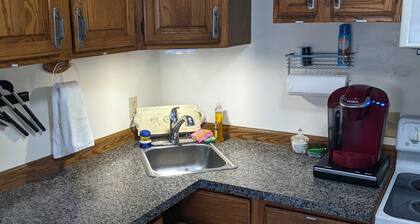 2nd story in-law w/ private entrance, specialty bed, cable, 2 tv's.Full kitchen