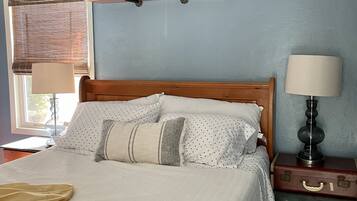 4 bedrooms, desk, WiFi, bed sheets