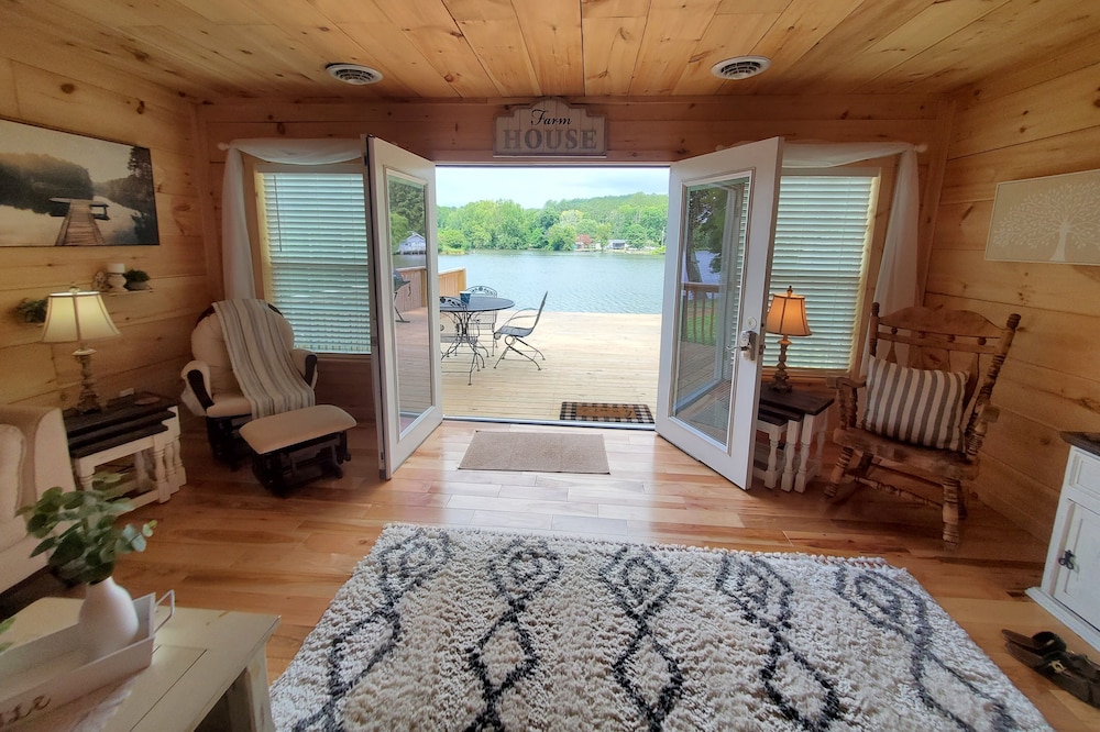 Lakeside Cottage BRAND NEW! Fish from your back deck!