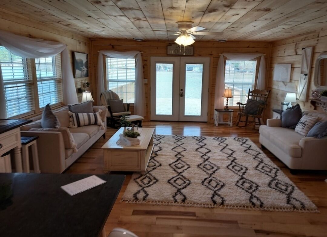 Lakeside Cottage BRAND NEW! Fish from your back deck!