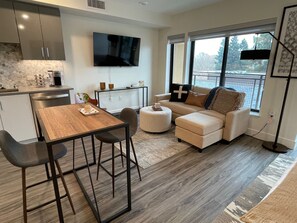 Smart TV, books - LUXE DOWNTOWN w/ VIEW • in-unit W/D • Work from Home • King Bed • Gigabit WiFi (Walnut Creek)