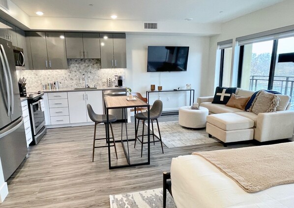 1 habitación, escritorio, tabla de planchar con plancha y cuna de viaje