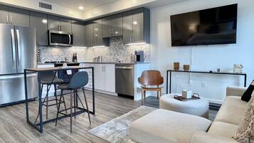 Een smart-tv en boeken