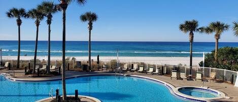 Una piscina al aire libre, una piscina climatizada