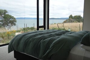 3 chambres, bureau, fer et planche à repasser, lit parapluie