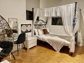 4 habitaciones, escritorio y tabla de planchar con plancha 