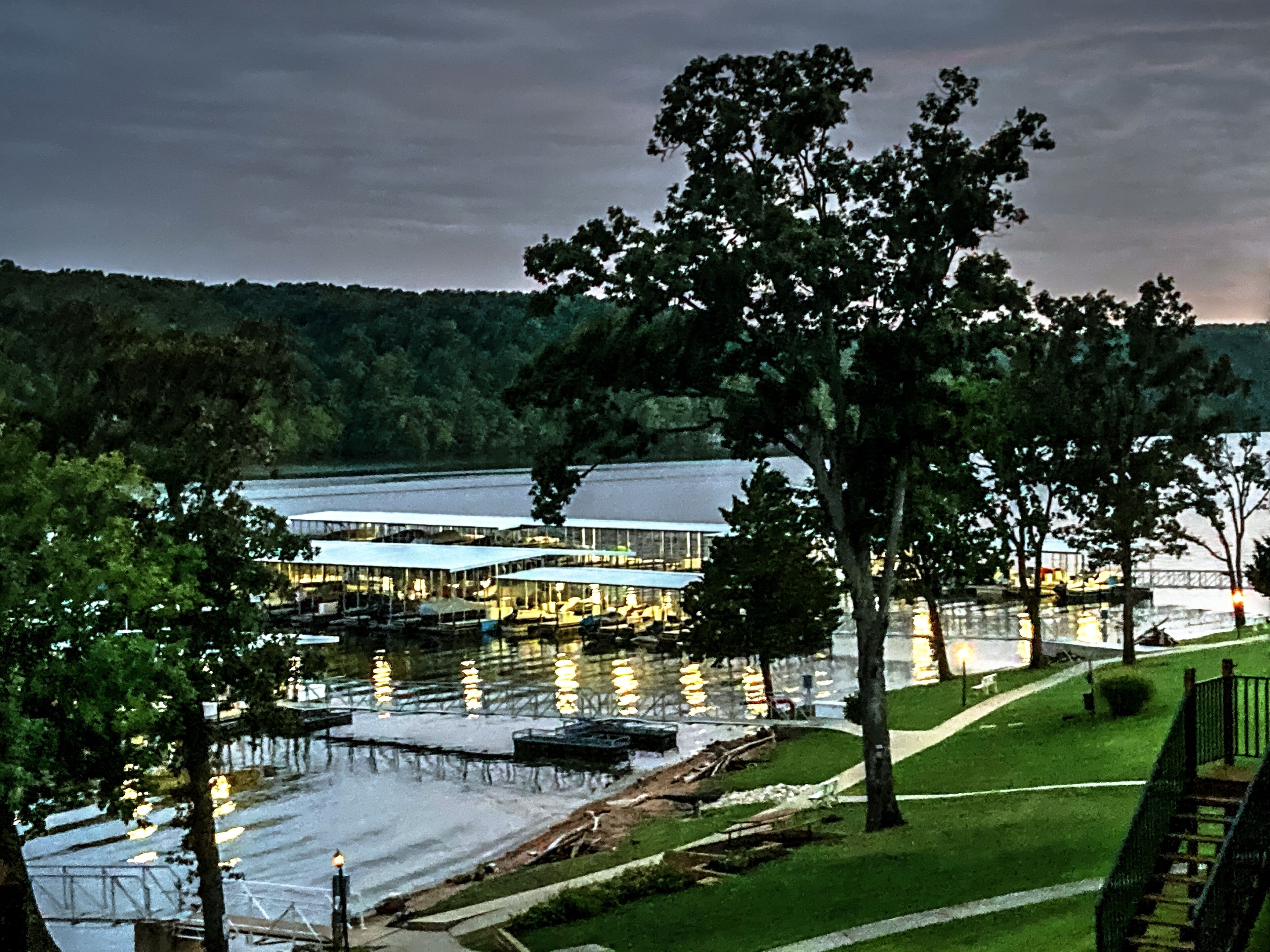 Peaceful 1st floor lakeside condo minutes from Osage Beach and Ozark State Park