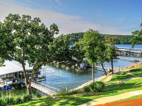 Peaceful 1st floor lakeside condo minutes from Osage Beach and Ozark State Park
