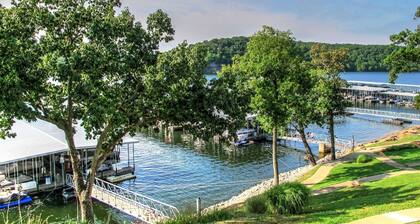 Peaceful 1st floor lakeside condo minutes from Osage Beach and Ozark State Park