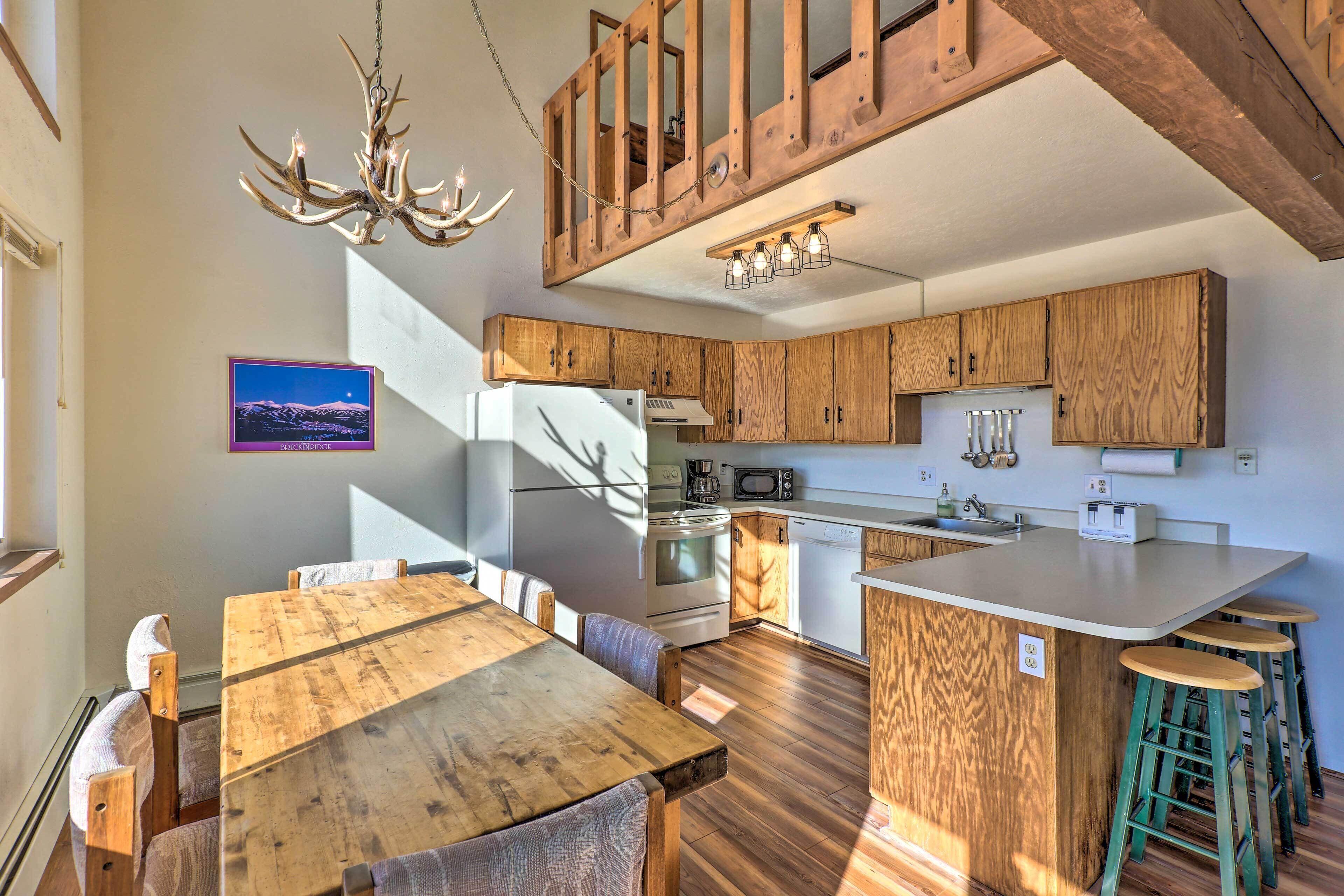 Condo w/ Shared Hot Tubs < Half Mi to Hike!