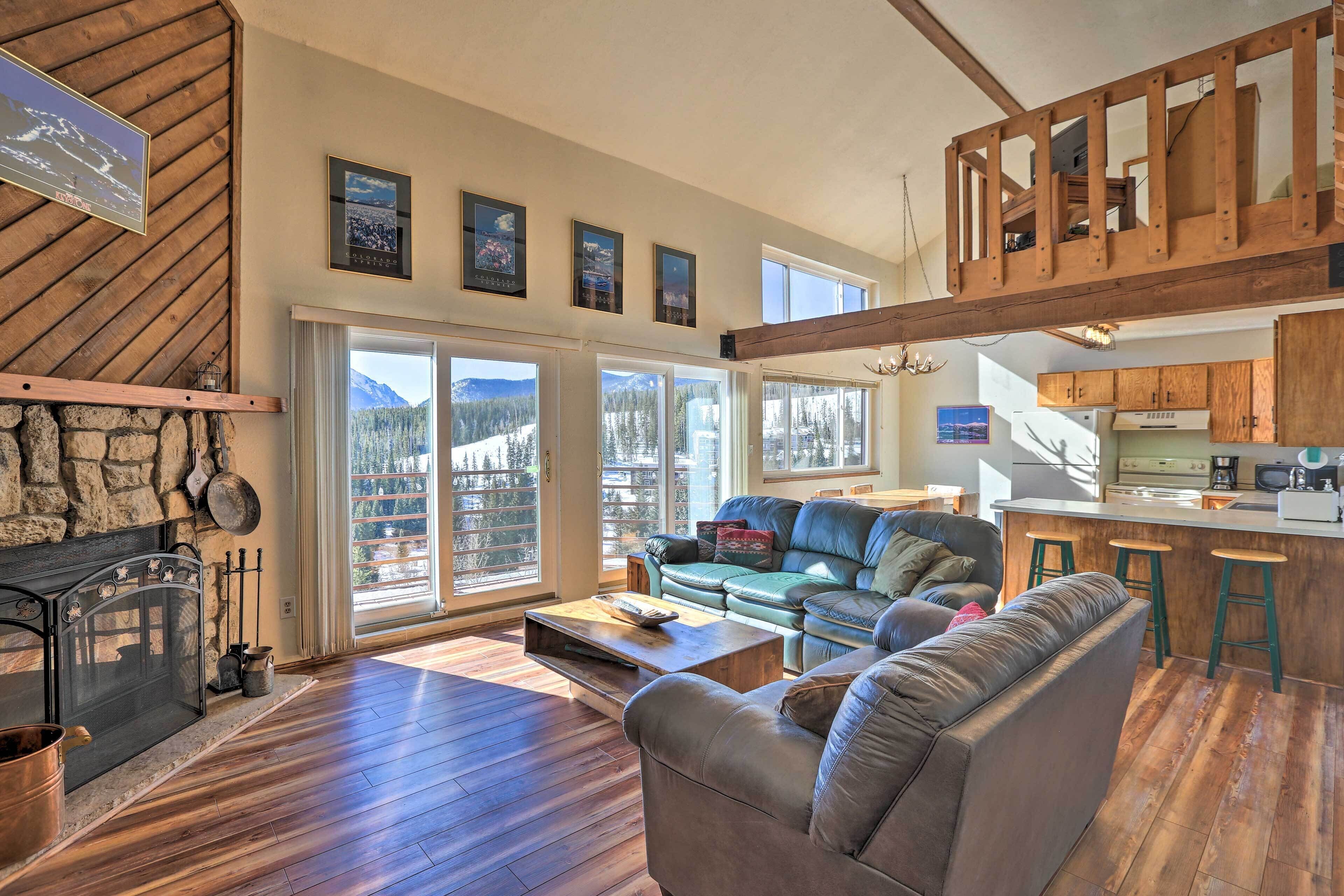 Condo w/ Shared Hot Tubs < Half Mi to Hike!