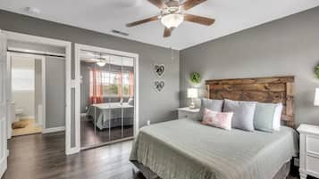 2 kamar tidur, setrika/meja setrika, tempat tidur bayi, dan Wi-Fi gratis