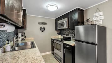 Lemari es, microwave, oven, dan kompor