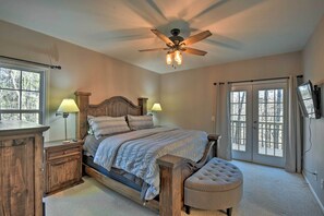 3 bedrooms, desk, laptop workspace, travel cot - Family-Friendly Lake Lanier Escape on 2 + Acres! (Gainesville)