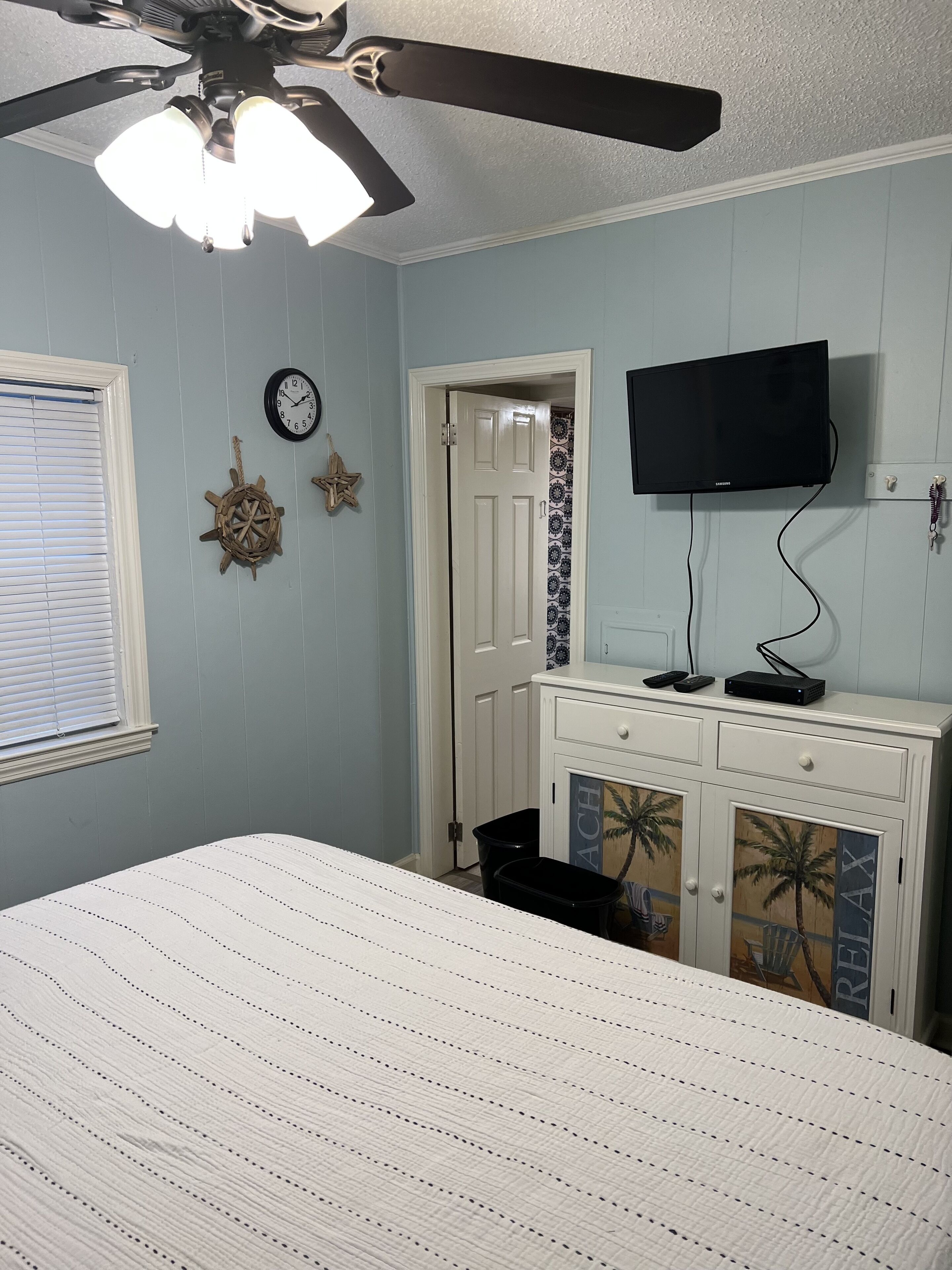 JUST LISTED - Cozy Beach Cottage (pet friendly)