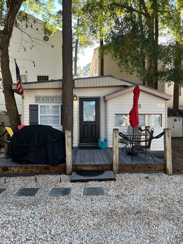 JUST LISTED - Cozy Beach Cottage (pet friendly)