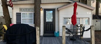 JUST LISTED - Cozy Beach Cottage (pet friendly)