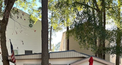 JUST LISTED - Cozy Beach Cottage (pet friendly)