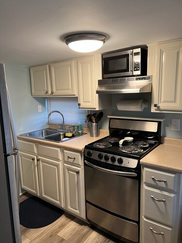 JUST LISTED - Cozy Beach Cottage (pet friendly)