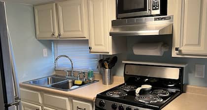 JUST LISTED - Cozy Beach Cottage (pet friendly)