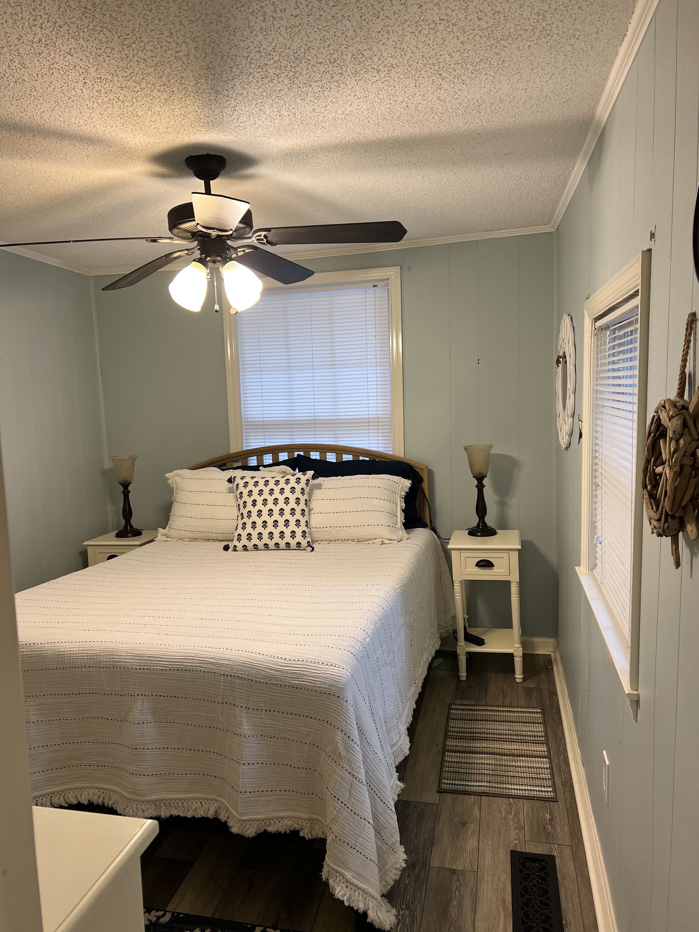 JUST LISTED - Cozy Beach Cottage (pet friendly)