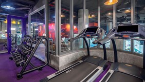 A gym with treadmills, dumbbells, and exercise equipment. - Tru by Hilton Lang Son City Centre (Dong Kinh)